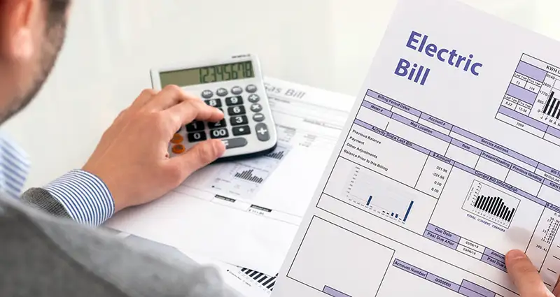 Persona leyendo su factura de electricidad