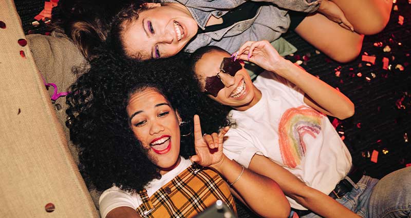 3 girls taking a selfie